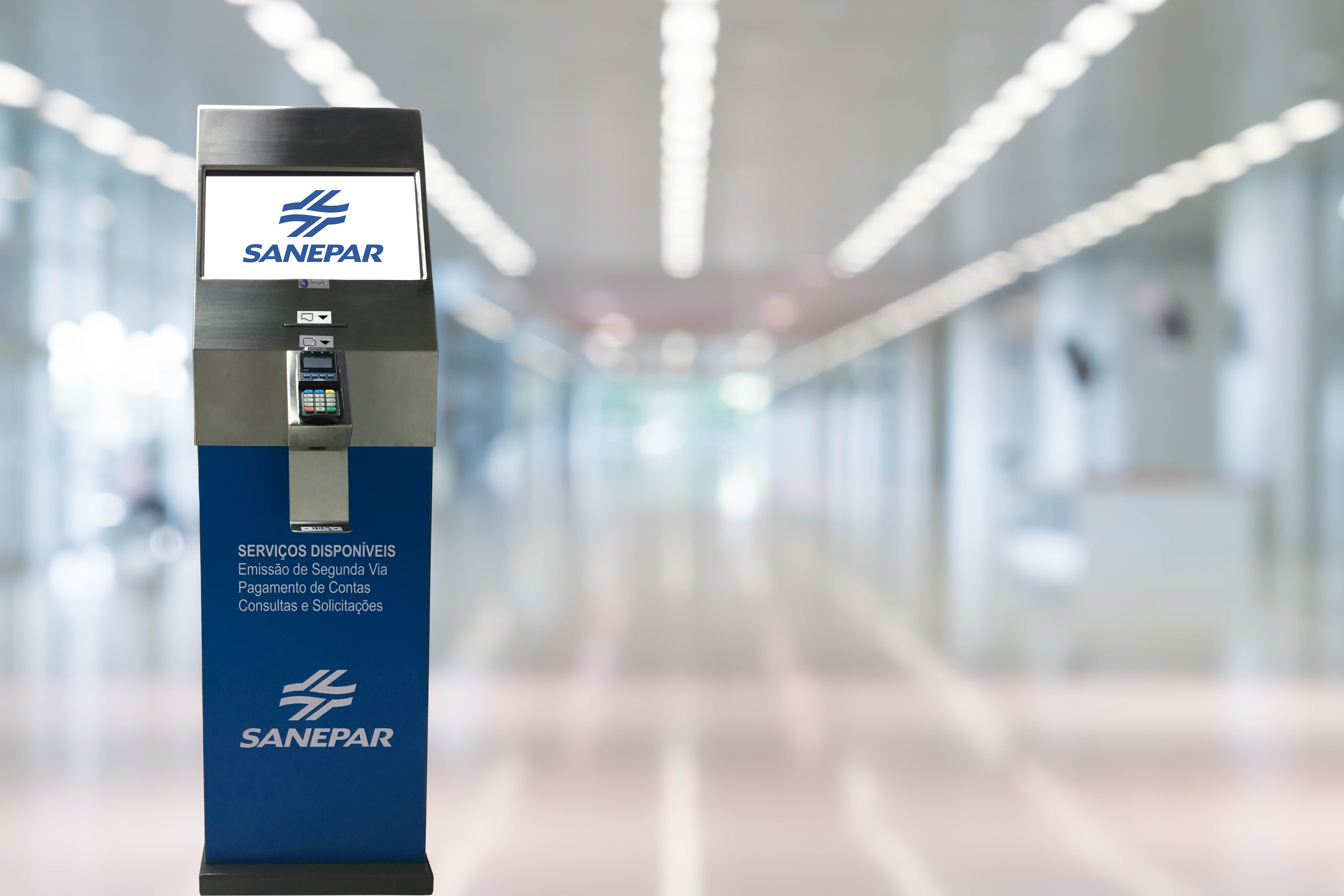 Totem de autoatendimento com o fundo desfocado