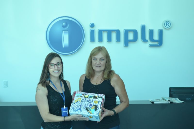 Duas mulheres em pé segurando um Robokits - Kits de Robótica Educativa para escolas.