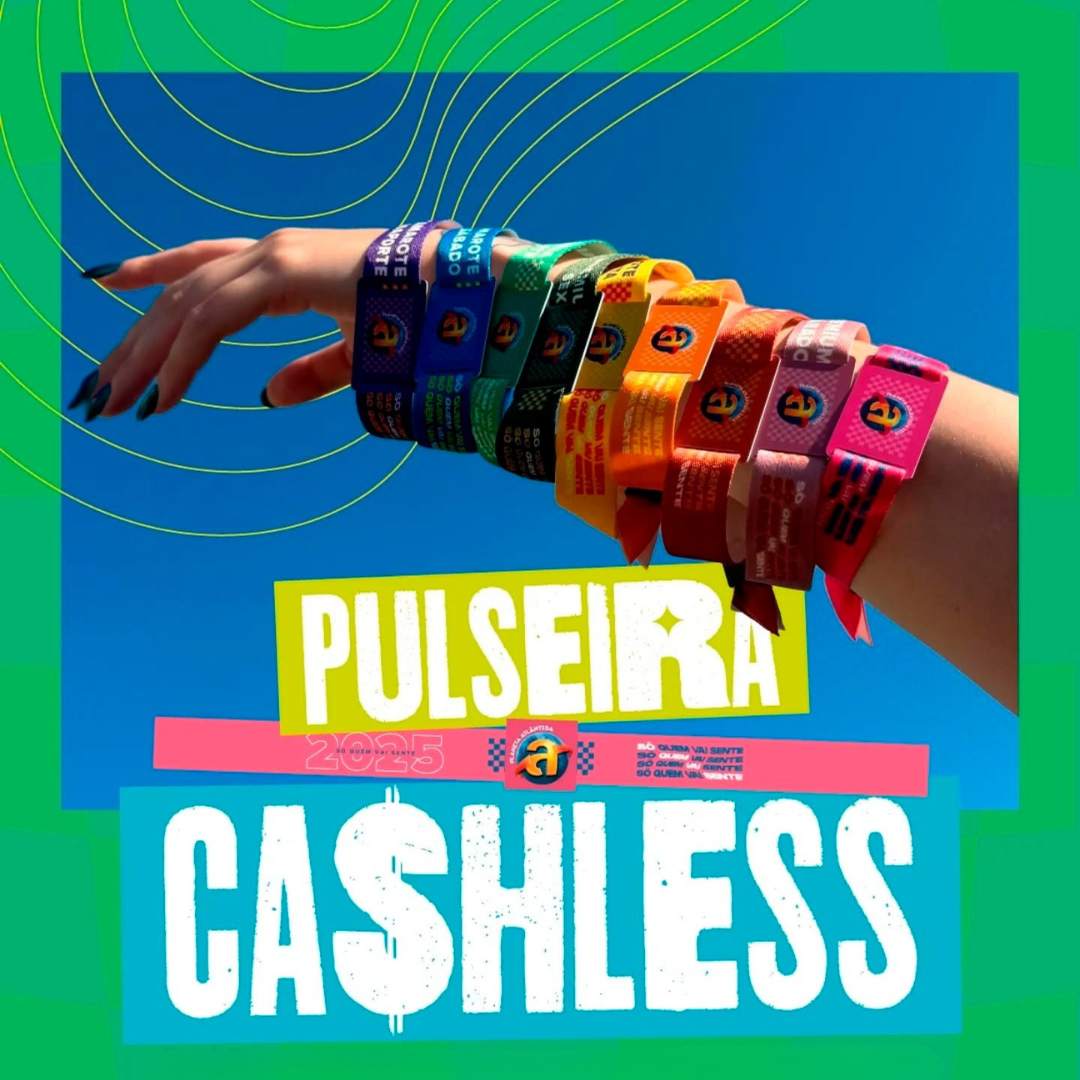 Um braço com várias pulseiras cashless