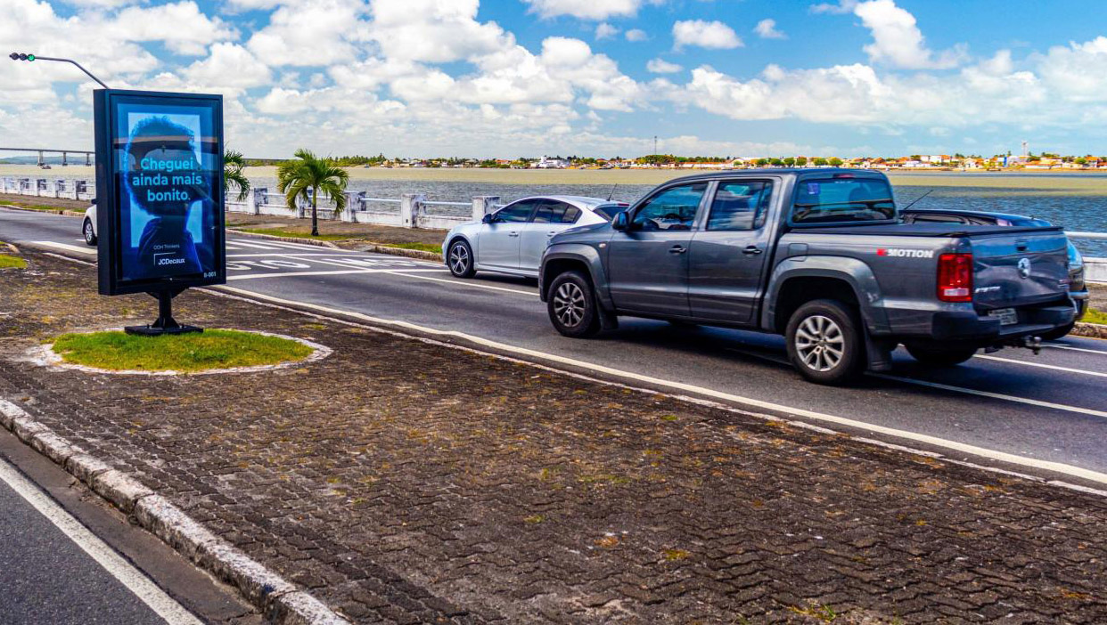 Mobiliario urbano imply instalado em rua próximo ao mar