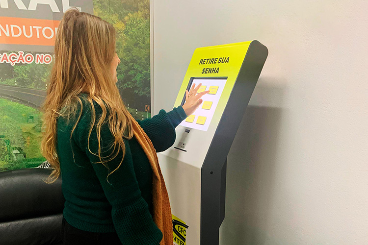 Terminal de Autoatendimento Imply®, do sistema de Gestão de Senhas, Atendimentos e Filas Maestro Web, instalado no CFC Central