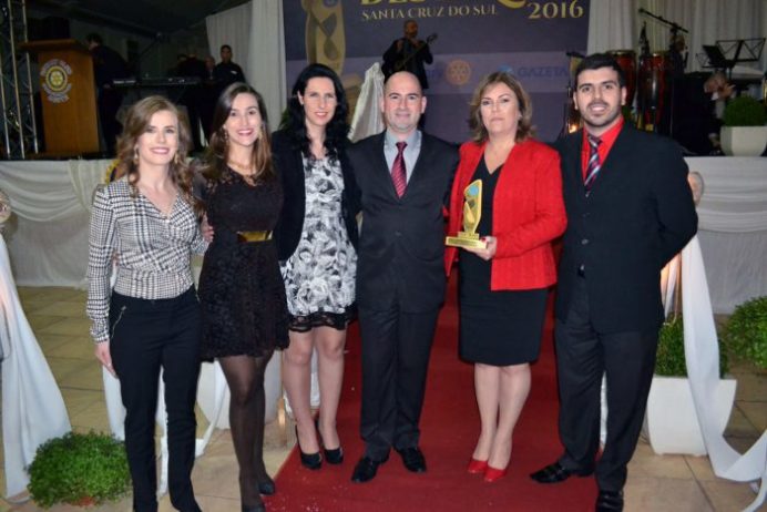 Várias pessoas em pé