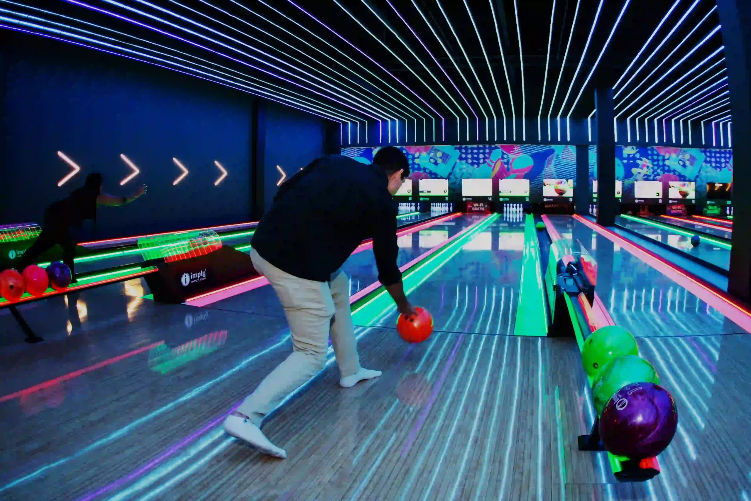 Uma pessoa jogando em uma pista de boliche