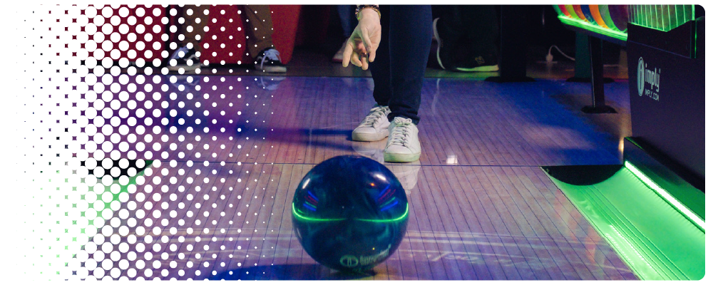 Uma imagem em degradê de bolinhas brancas à esquerda e uma bola de boliche que acaba de ser lançada.