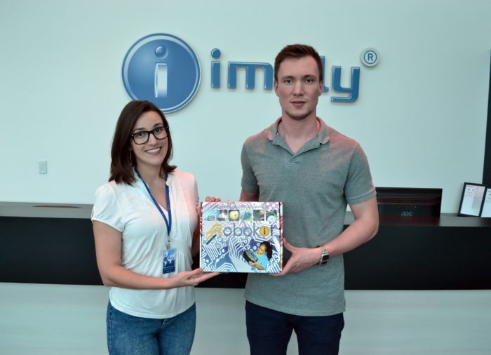 Duas pessoas em pé segurando o Robokit