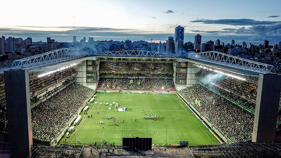 Vista aérea do estádio Arena Independência, com uma multidão de torcedores.