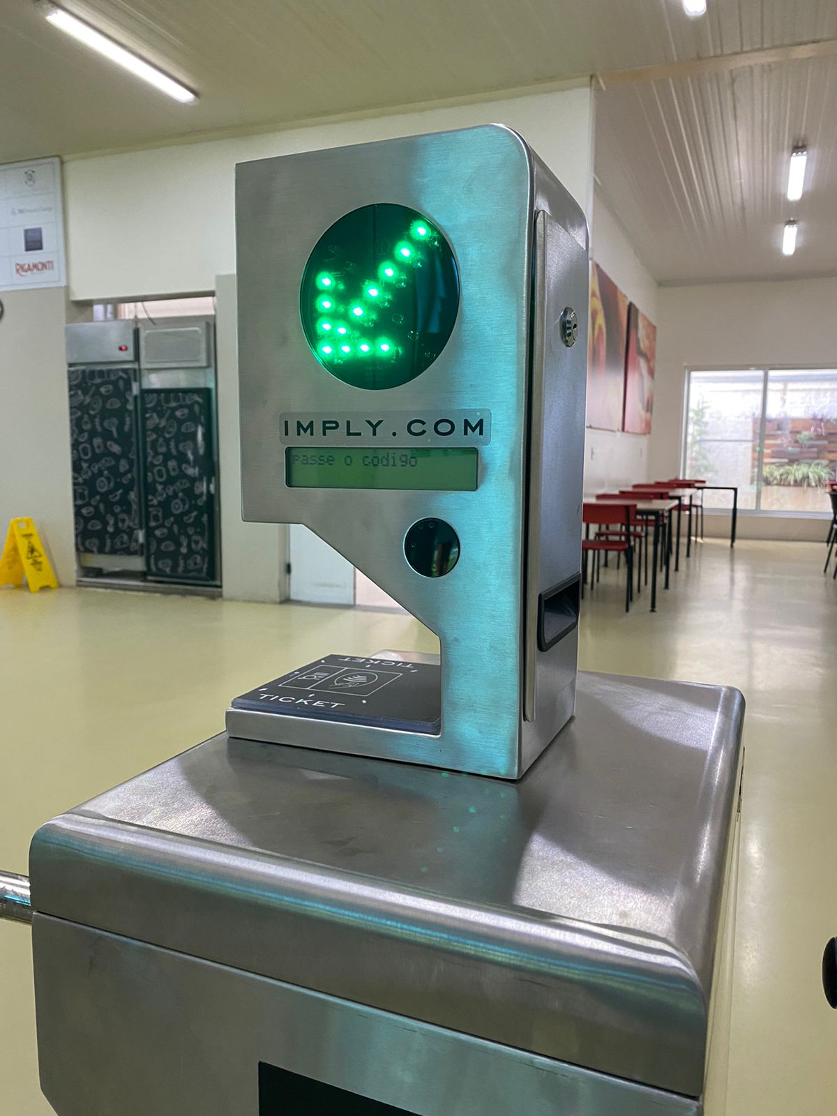 Sistema de acesso e liberação dos equipamentos pela aproximação dos cartões de identificação.