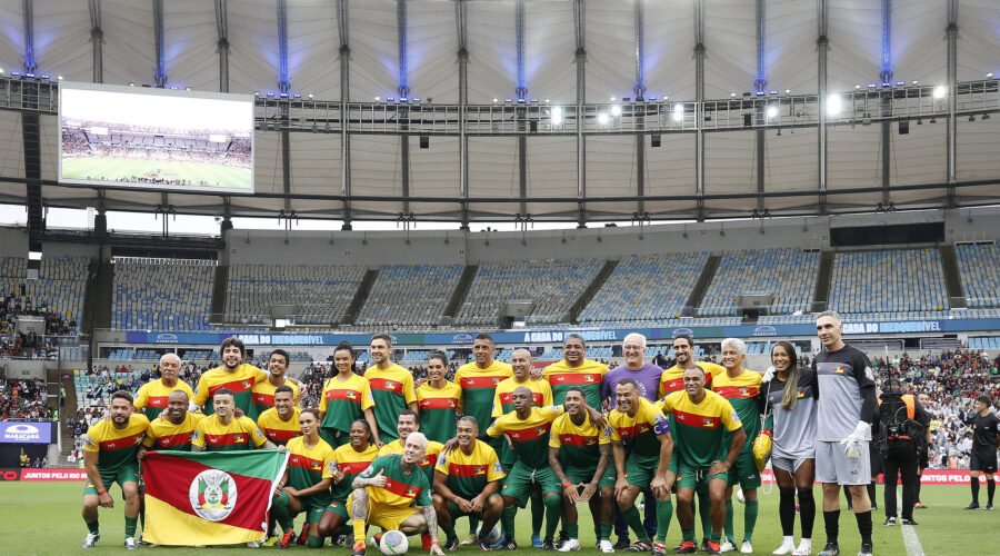 Várias pessoas reunidas para uma partida de futebol solidáio