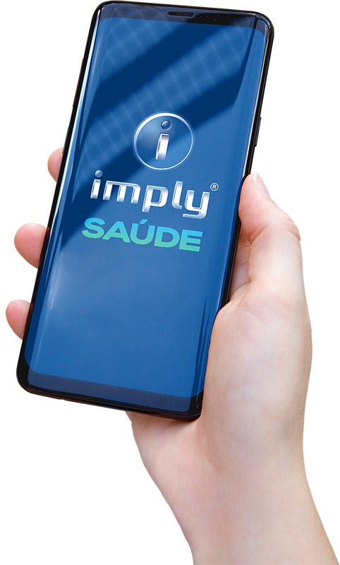 Uma mão segurando um celular com a escrita "Imply SAÚDE".