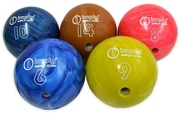 Cinco bolas de boliche numeradas (6, 8, 9, 10 e 14) com o logotipo da Imply.  As bolas são de cores diferentes e com um padrão marmorizado.