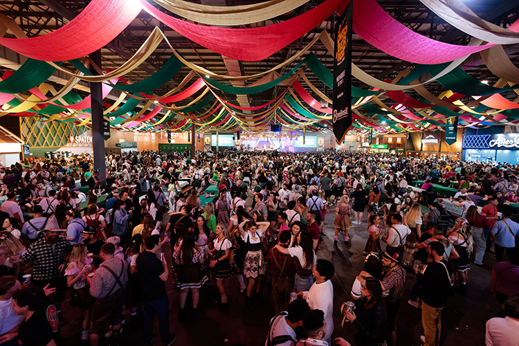 Várias pessoas reunidas na Oktoberfest Blumenau em 2023