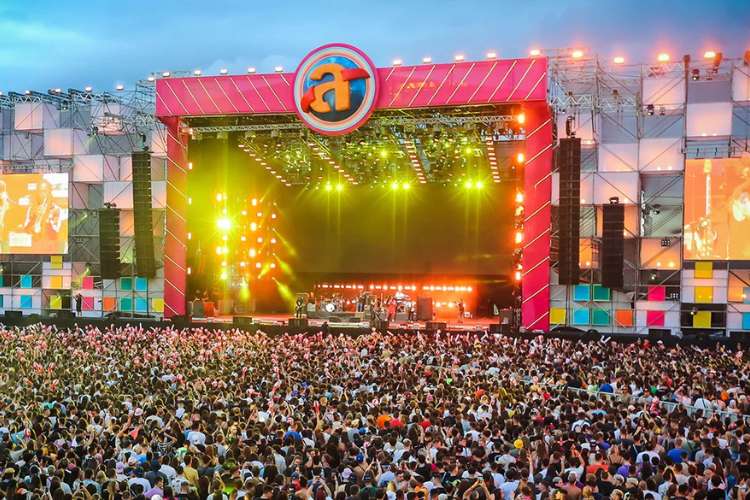 Pulseira de cor roxa indicando acesso ao camarote do planeta atlântida