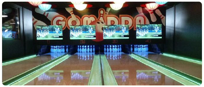 Vista de quatro pistas de boliche.