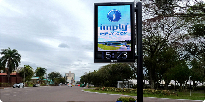 Relógio Digital LED OOH para Mobiliário Urbano