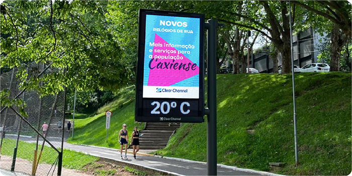 Relógio Digital LED OOH para Mobiliário Urbano