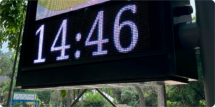 Relógio Digital LED OOH para Mobiliário Urbano