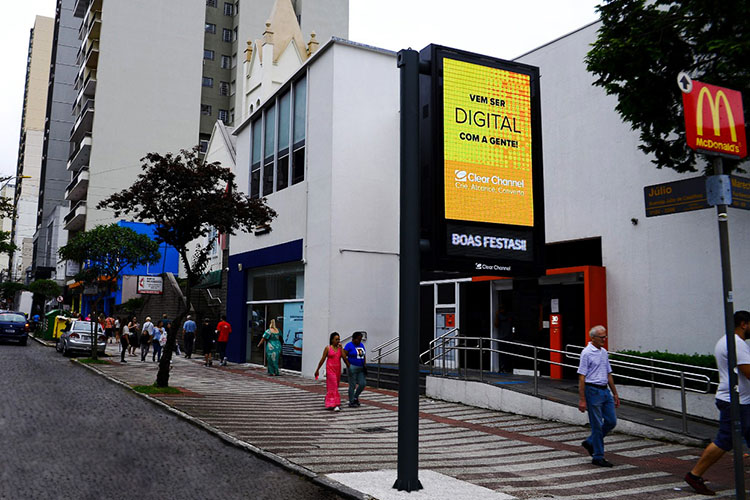 Relógio de Rua Imply® instalado pela Clear Channel Brasil na cidade de Caxias do Sul