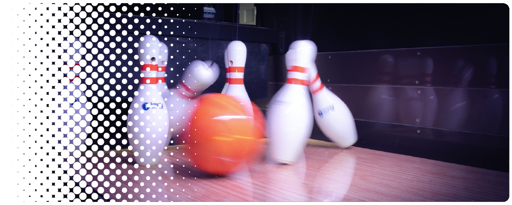 Uma imagem em degradê de bolinhas brancas à esquerda e uma bola de boliche acertando vários pinos de boliche.