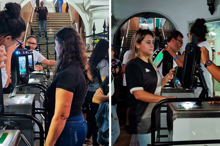 Duas pessoas utilizando o reconhecimento facial