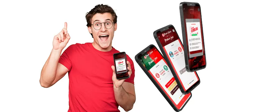Um homem de camisa vermelha, óculos e expressão animada segura três smartphones exibindo um aplicativo com interface em vermelho e branco. Um dedo aponta para cima.