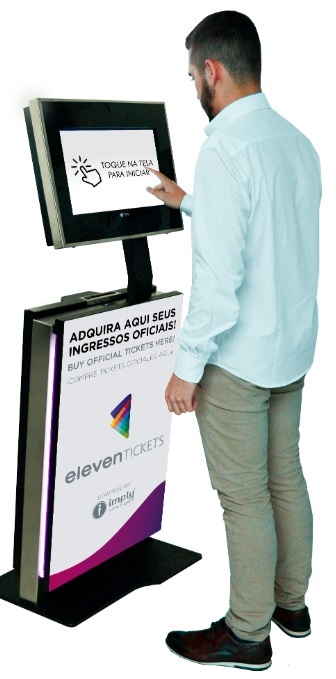 Homem usando terminal de autoatendimento