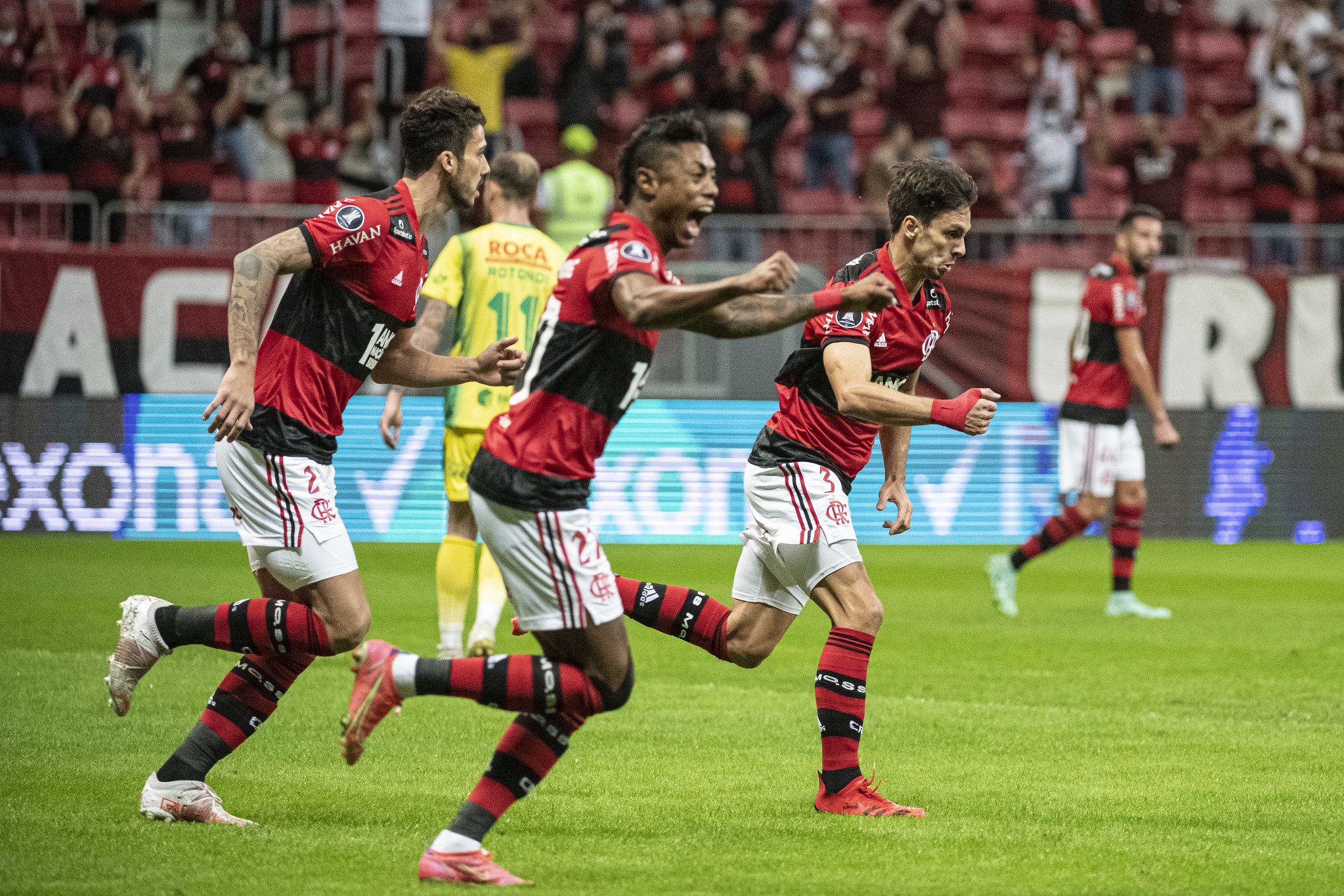 Flamengo golea a Defensa y Justicia en primeiro partido de fútbol con público vuelve a los estadios