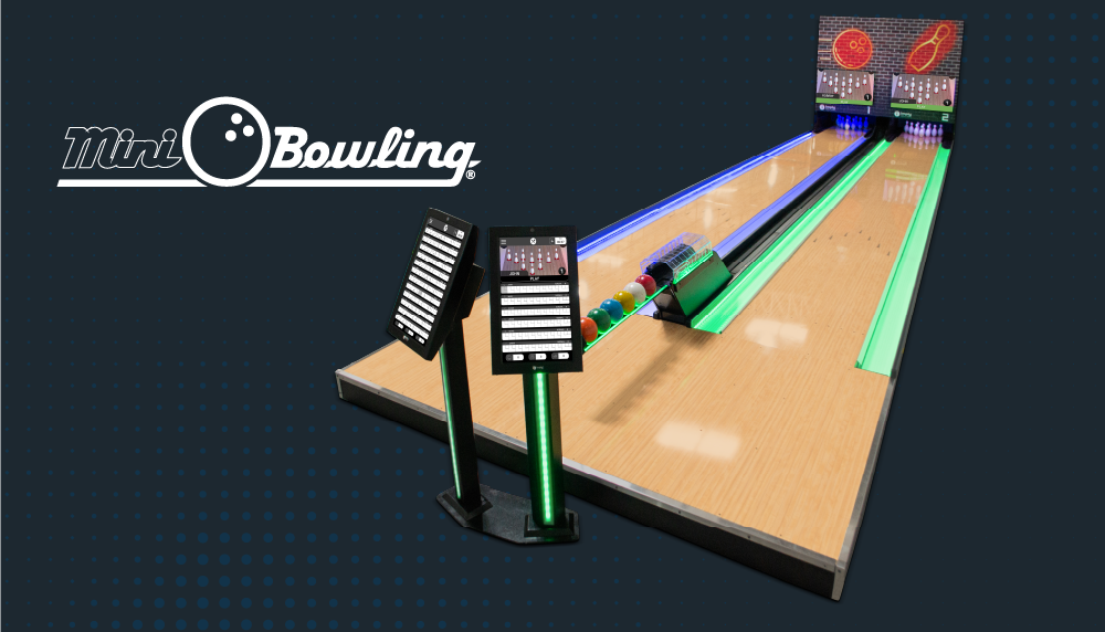 Banner com um totem de autoatendimento, uma pista de boliche e um texto no canto superior esquerdo escrito Mini Bowling.