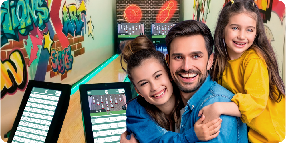 Uma imagem com três pessoas, um homem, uma mulher e uma criança abraçados e ao fundo uma pista de boliche.