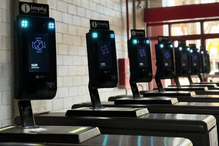 Controle de acesso por reconhecimento facial e biométrico.