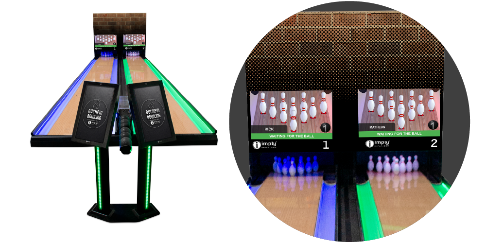 Duas imagens que representam pistas de boliche: à esquerda, uma pista de boliche que apresenta o totem de atendimento e, ao fundo, a pista; à direita, apenas os pinos que estão na pista de boliche com o telão acima mostrando os pinos.