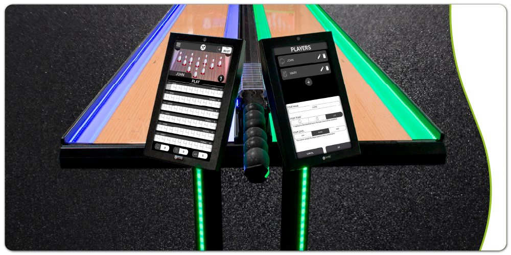 Dois totens de autoatendimento com a pista de boliche ao fundo.