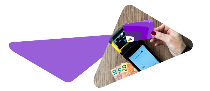 Demonstração de resgate de dinheiro nos caixas de atendimento.