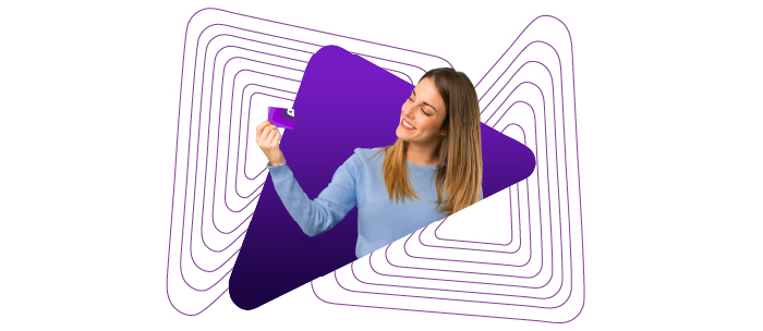 Banner com uma mulher olhando para um cartão de consumo cashless, ao fundo um design de triângulo feito em linhas.