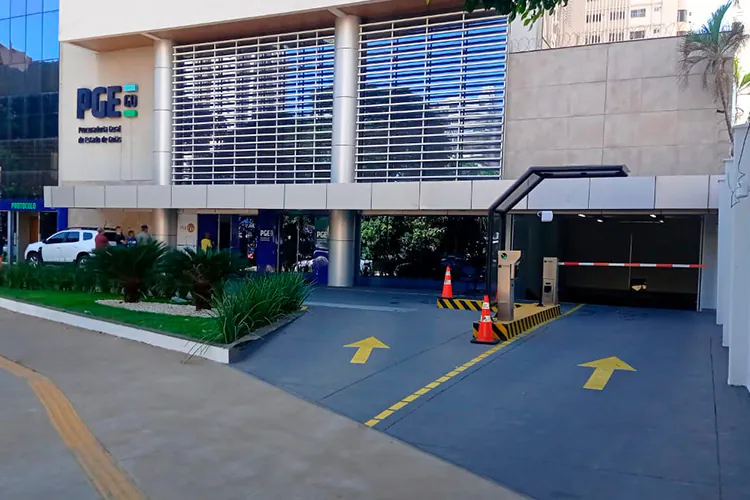 Entrada de prédio pelo estacionamento.