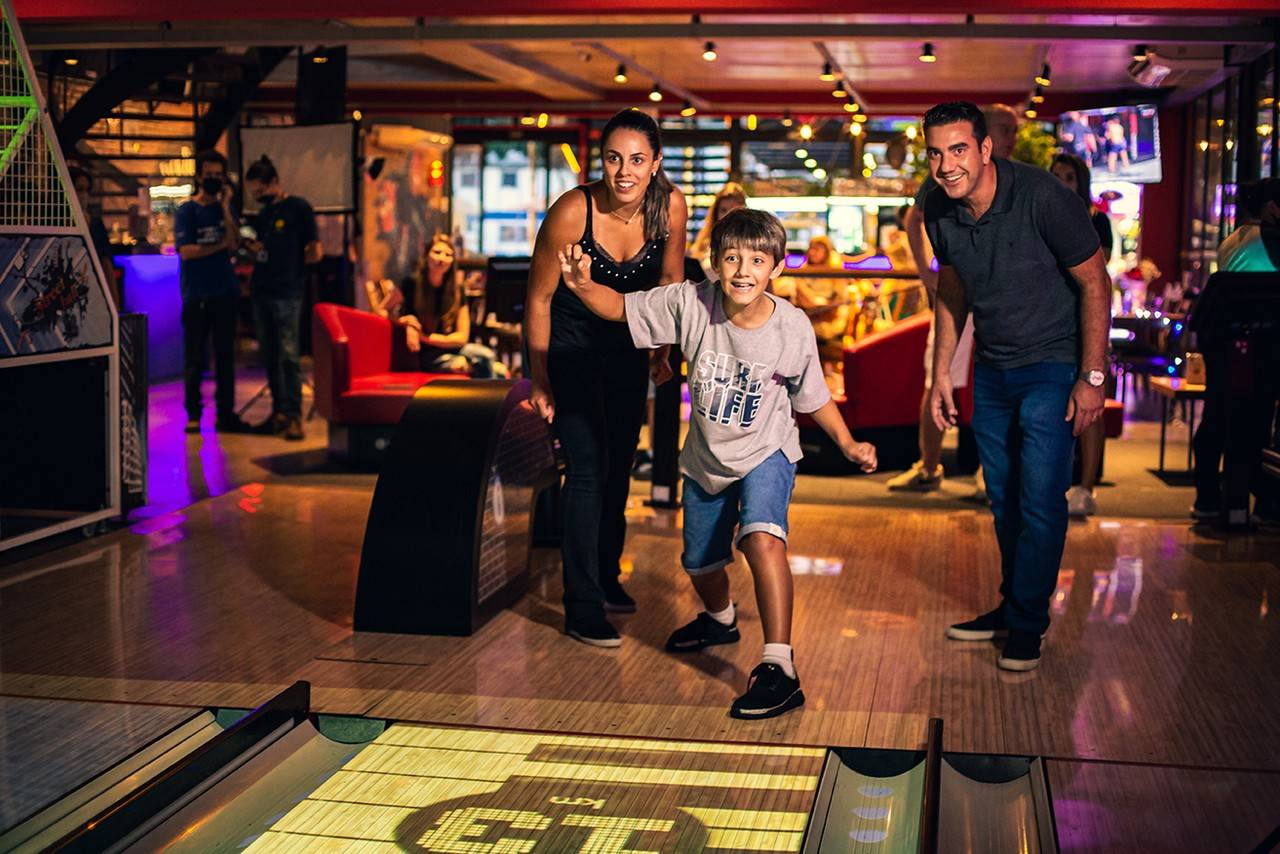 Familia jogando boliche