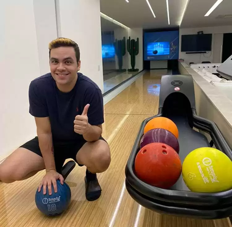 Uma pista de boliche residencial com o Lucas Neto