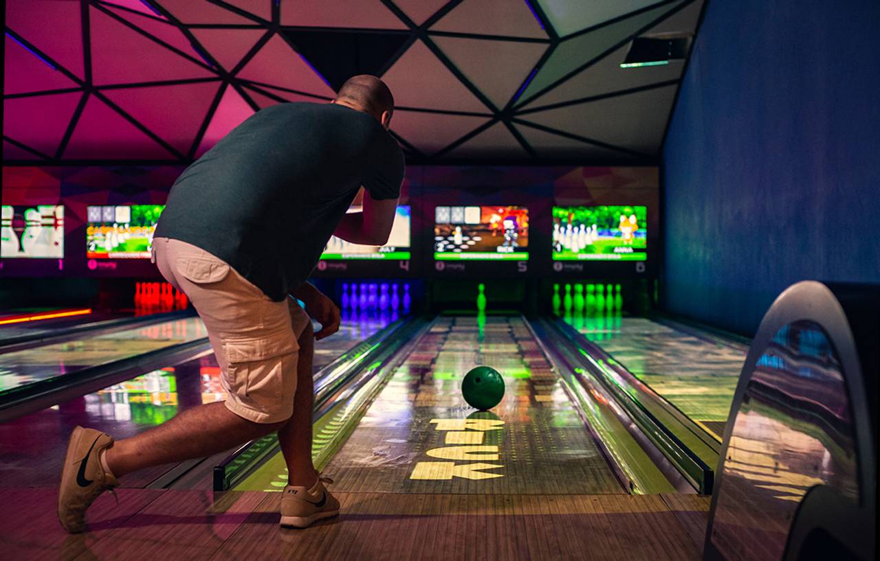 Homem jogando boliche