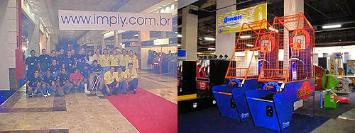 Duas fotos, a direita a equipe da imply com um banner em cima escrito a URL do site e a diretia uma foto com dois brinquedos de basquete.