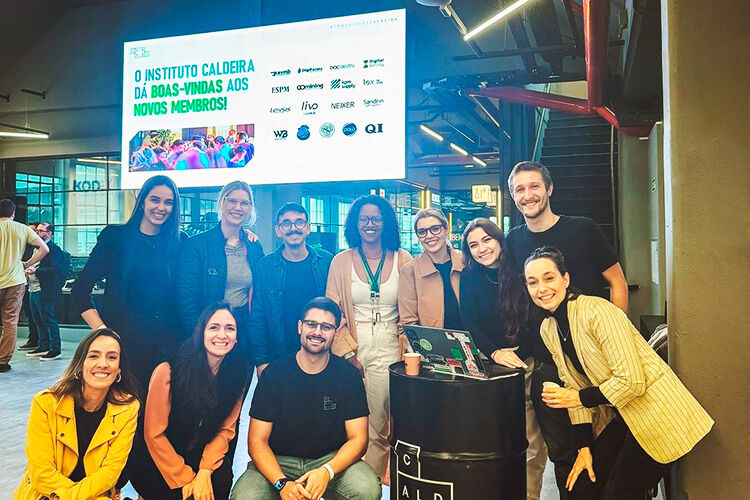 Várias pessoas reunidas no instituto Caldeira.