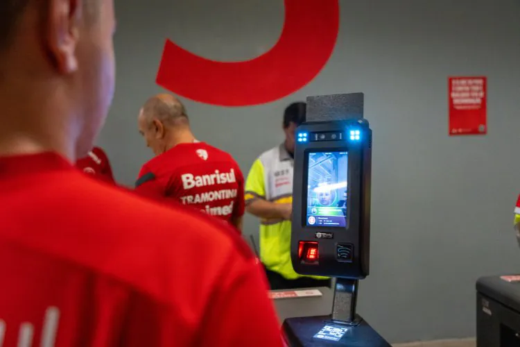 Controle de acesso de pessoas por reconhecimento facial e biométrico para trabalho.