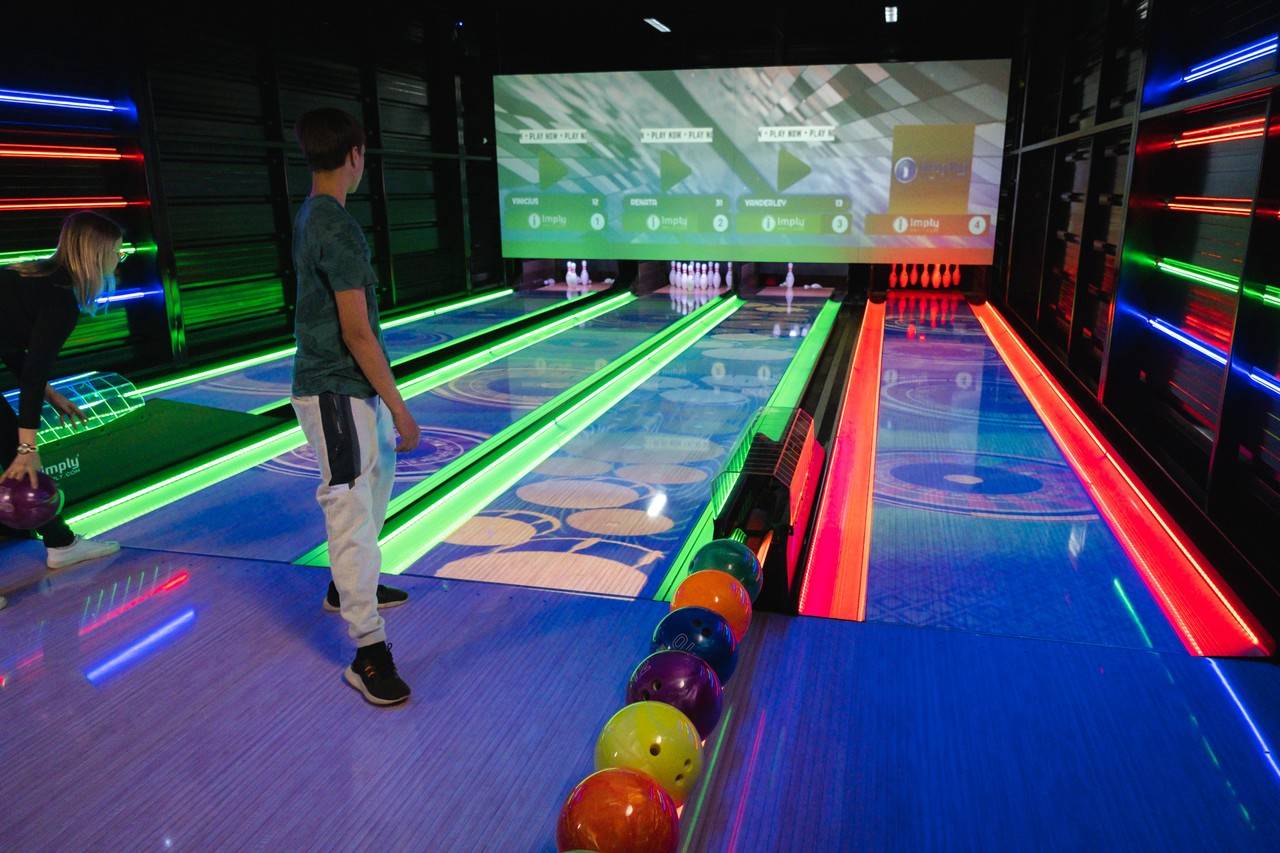 Menino jogando boliche