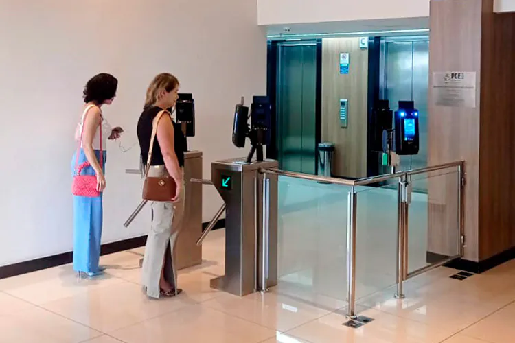 Mulheres passando no controle de acesso.