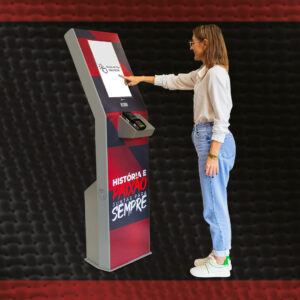 Uma pessoa interagindo com um totem de autoatendimento