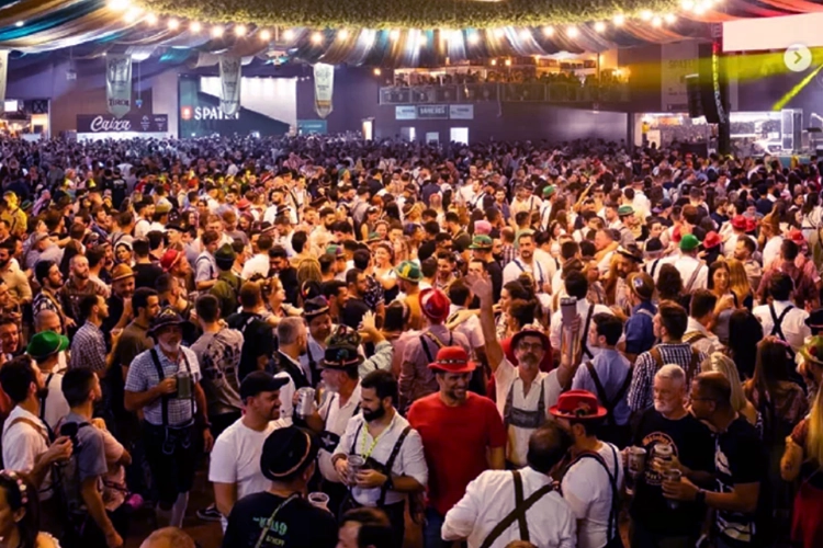 Oktoerfest de blumenau lotada de pessoas