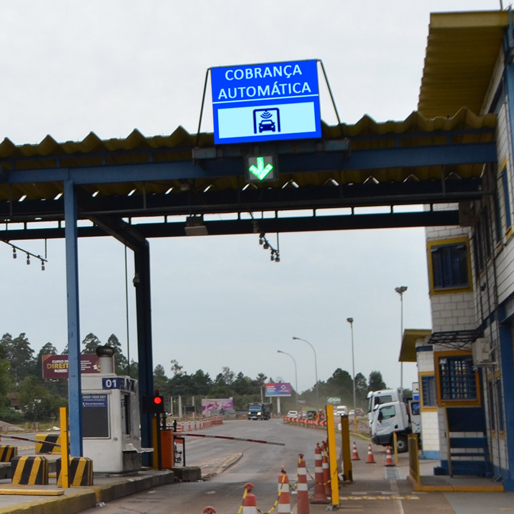 Um painel pmv fullcolor em um pedágio