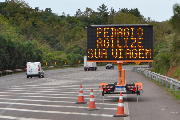 PMV móvel com a escrita "Pedágio agilize sua viagem"