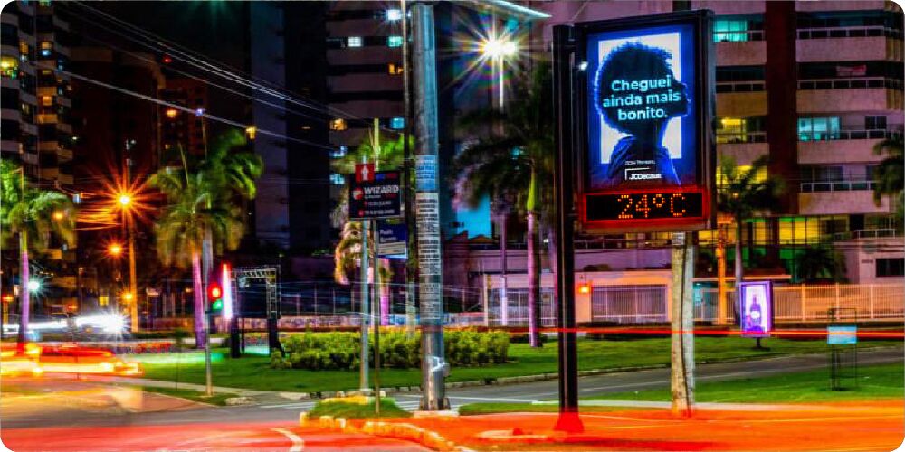 Painel publicitário à noite na rua.