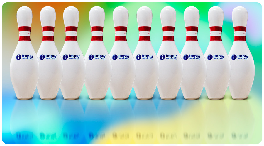 10 pinos de boliche um ao lado do outros com a logo da Imply e ao fundo várias cores misturadas com desfoque.