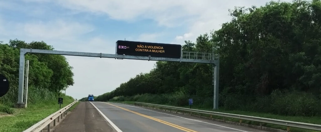 PMV Fixo: Painel Eletrônico de Trânsito Fixo em uma rodovia