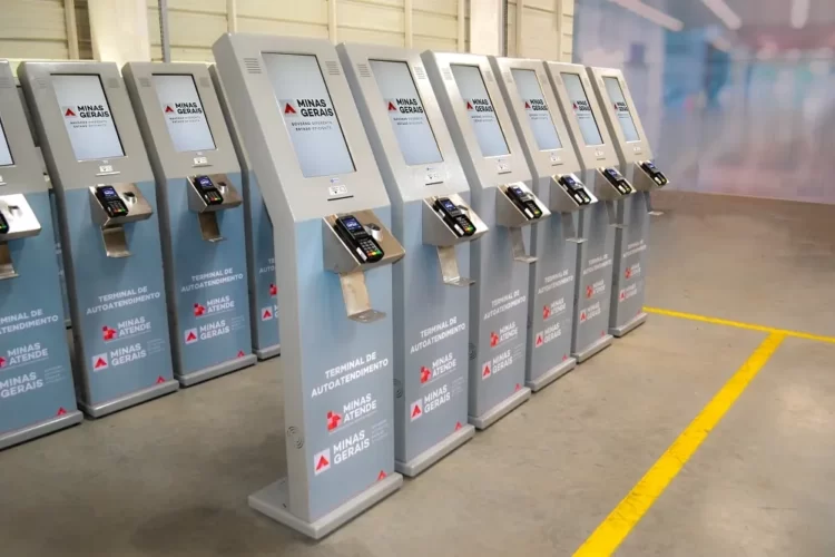 Várioos terminais de autoatendimento enfileirados